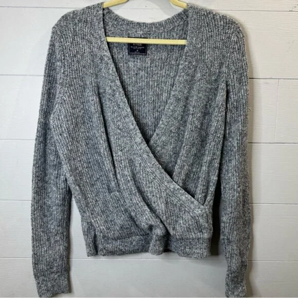 Abercrombie & Fitch Gray V-Neck Sweater Women’s Size Medium - Picture 1 of 7